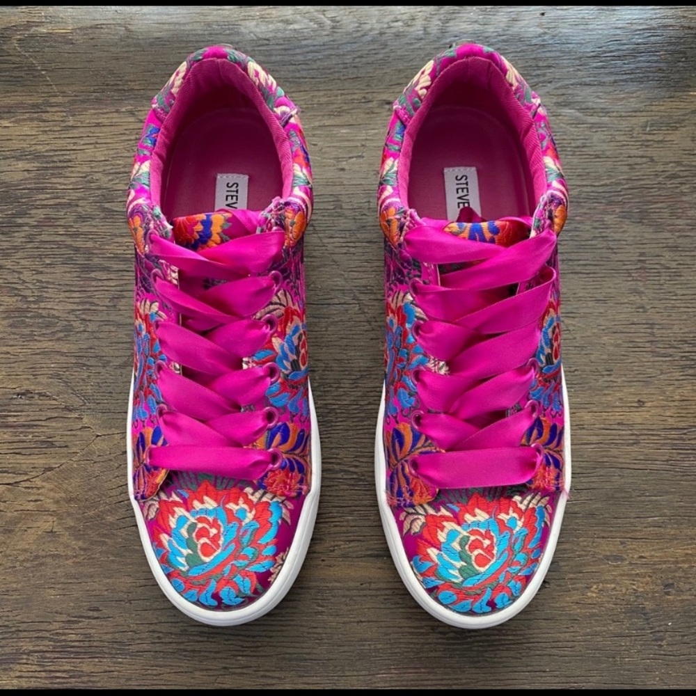 Steve Madden Brody Embroidered Platform Sneakers